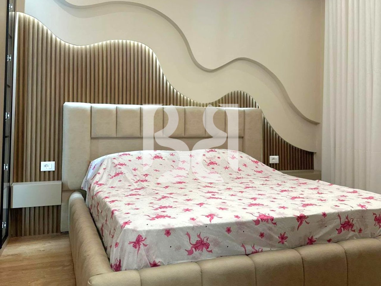 APARTAMENT 2+1+2 ME QIRA TEK SHKOLLA E KUQE, PAZARI I RI