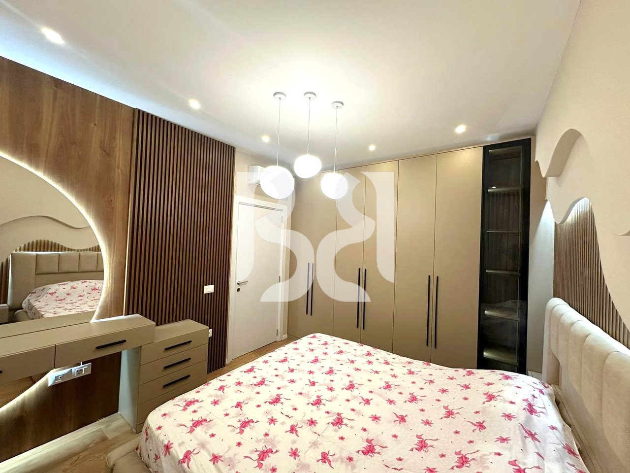 APARTAMENT 2+1+2 ME QIRA TEK SHKOLLA E KUQE, PAZARI I RI