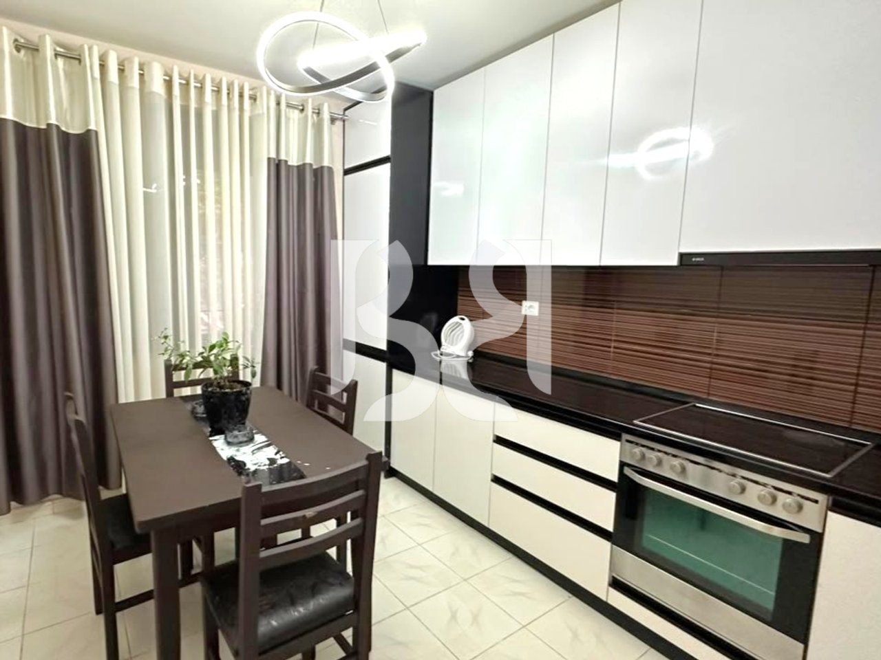 APARTAMENT 2+1 ME QIRA PRANE ISH RESTORANT DURRESI