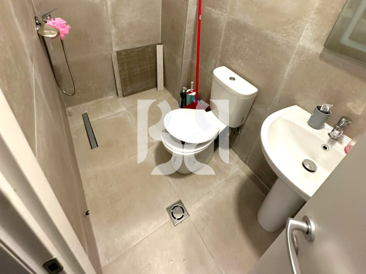 STUDIO FOR RENT ABOVE GARDEN RESIDENCE, DRY LAKE