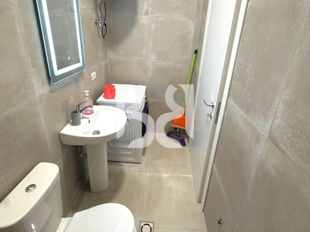 STUDIO FOR RENT ABOVE GARDEN RESIDENCE, DRY LAKE