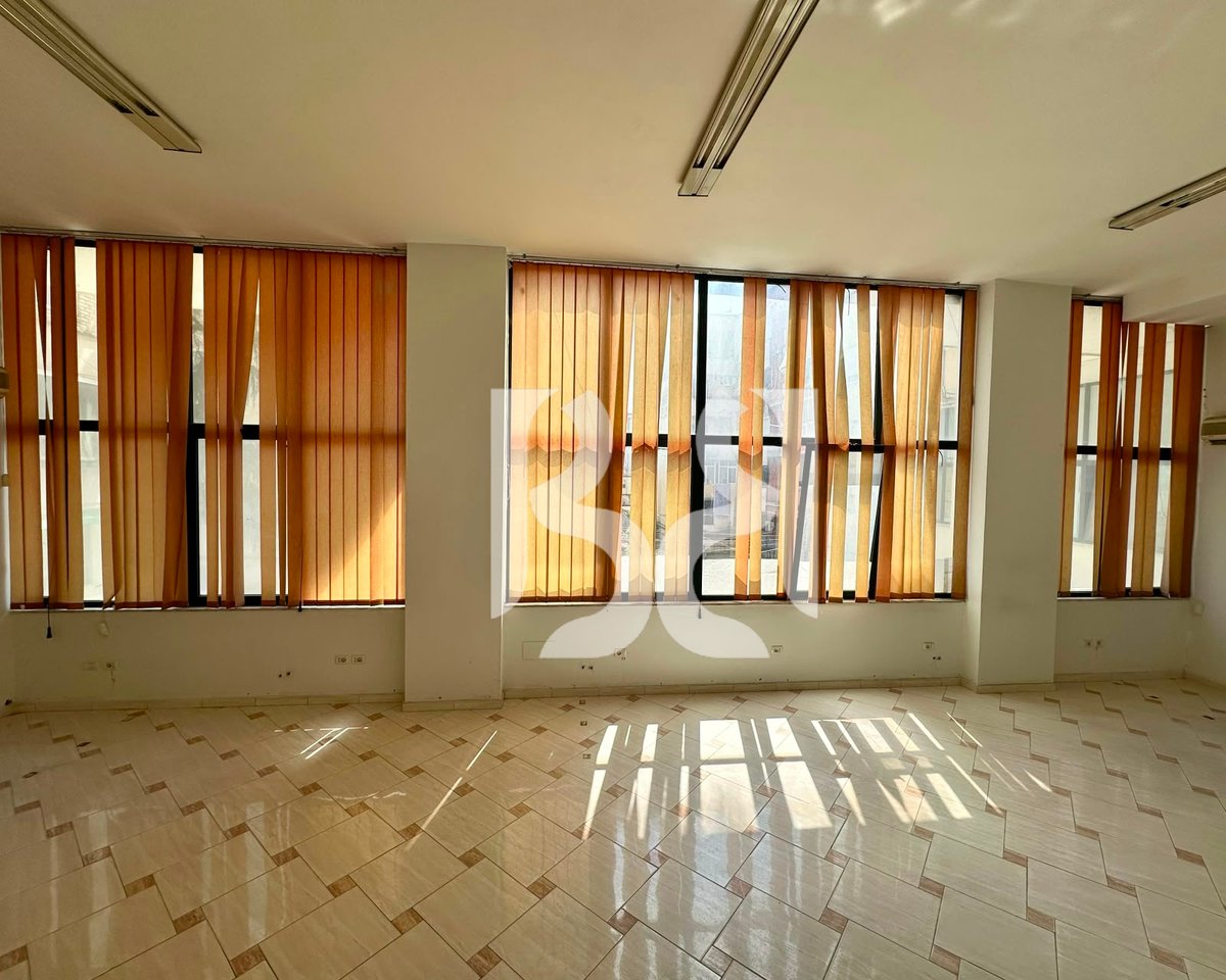 Locale Commerciale in Affitto a Brryl | 230 m² | Open Space | Vicino a Iranianit