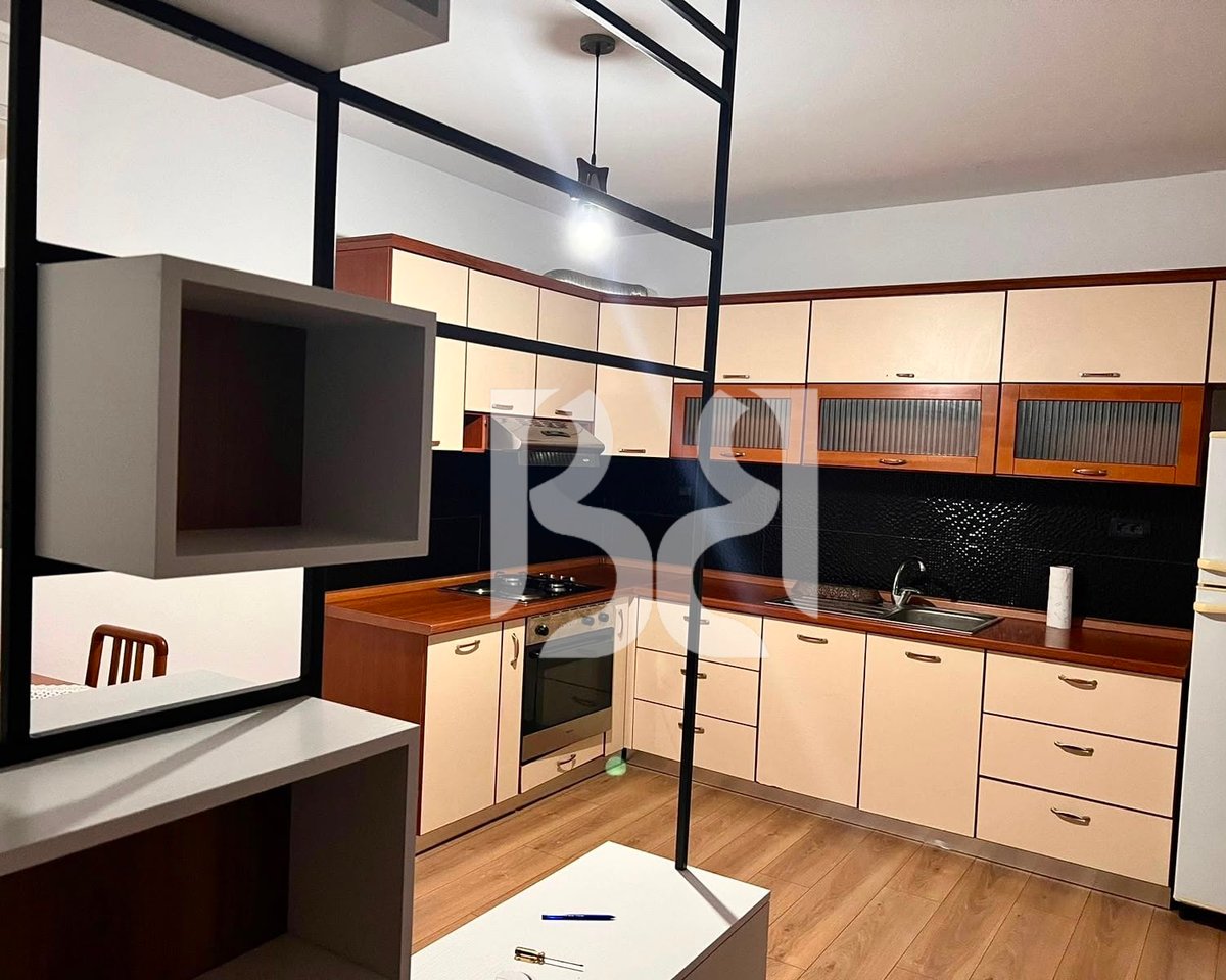 Apartament 1+1 me Qira në Pallatin me Shigjeta | Kati 4 | Garazh i Përfshirë | 60,000 Lekë
