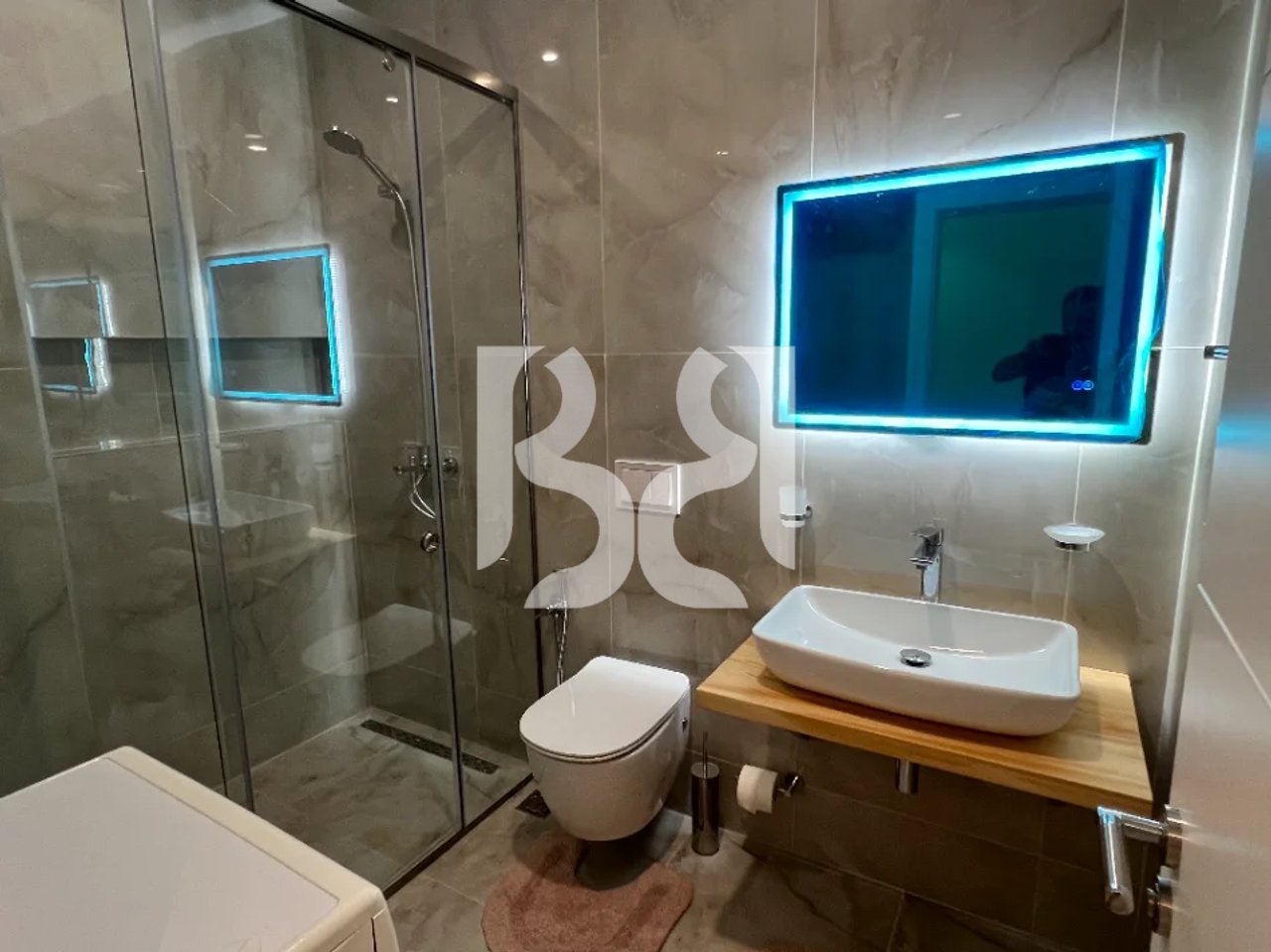 APARTAMENT 1+1 ME QERA TE ISH TREGU ELEKTRIK**