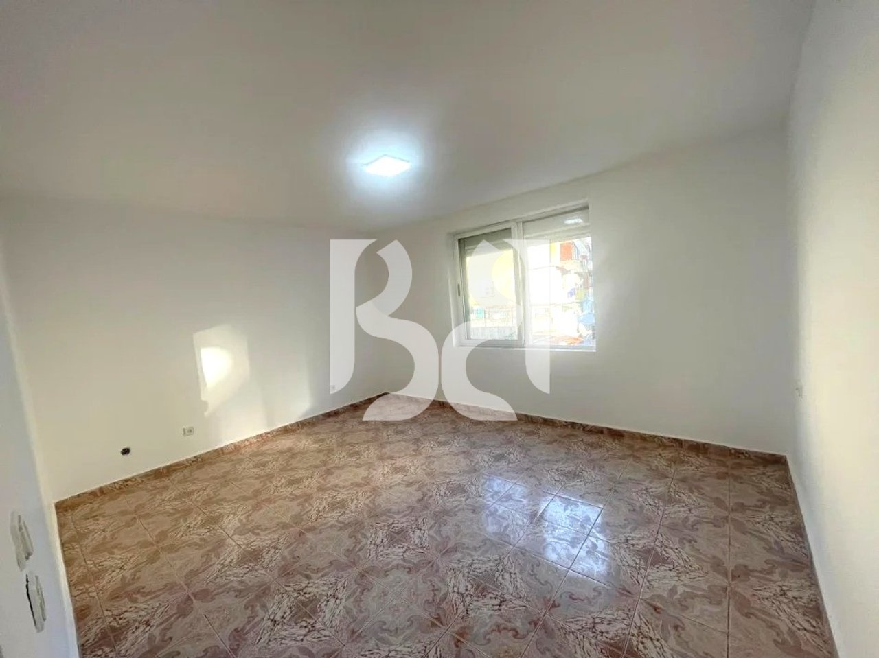 APPARTAMENTO 2+1+BALCONE IN AFFITTO DIETRO LA BANCA DI TIRANA IN VIA FERIT XHAJKO**