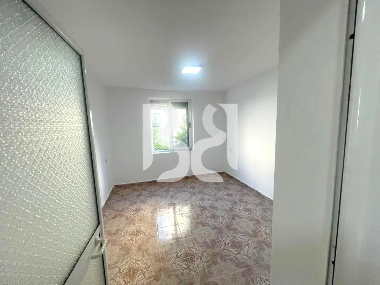 APPARTAMENTO 2+1+BALCONE IN AFFITTO DIETRO LA BANCA DI TIRANA IN VIA FERIT XHAJKO**
