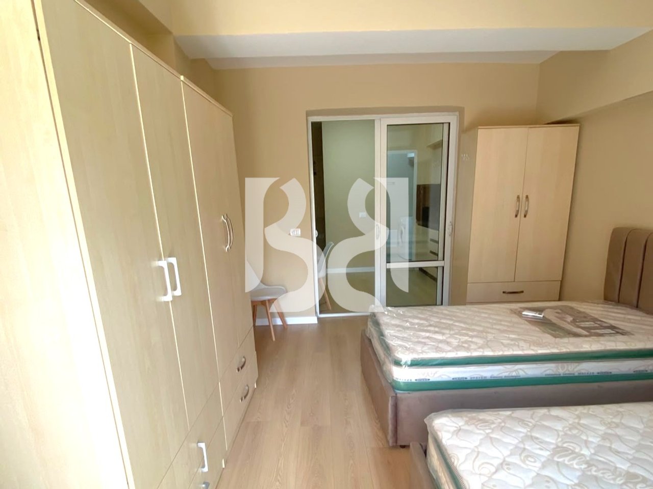 APARTAMENT 1+1+BALLKON ME QIRA TEK RRUGA MUHAMET GJOLLESHA**