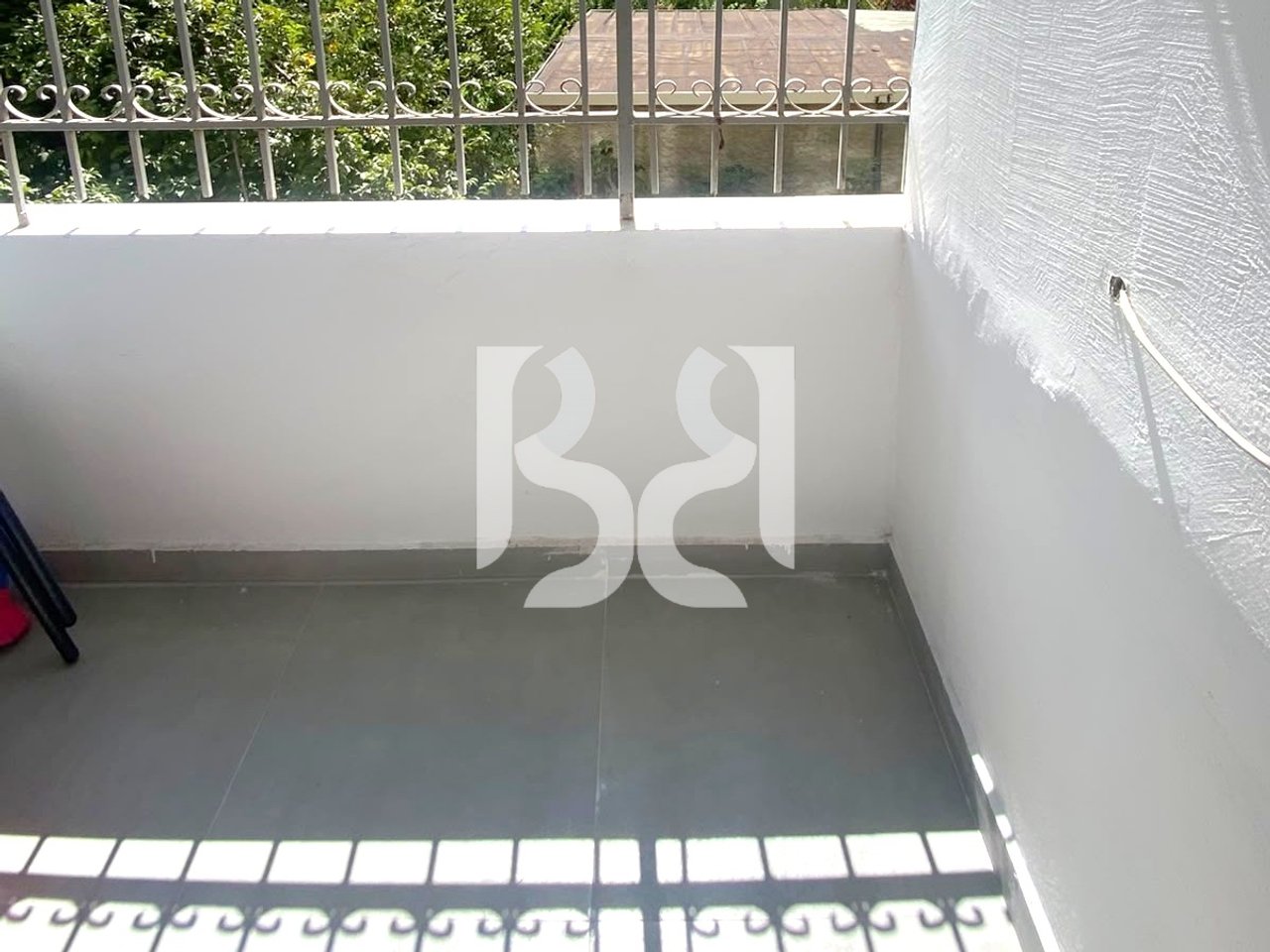 APARTAMENT 1+1+BALLKON ME QIRA TEK RRUGA MUHAMET GJOLLESHA**