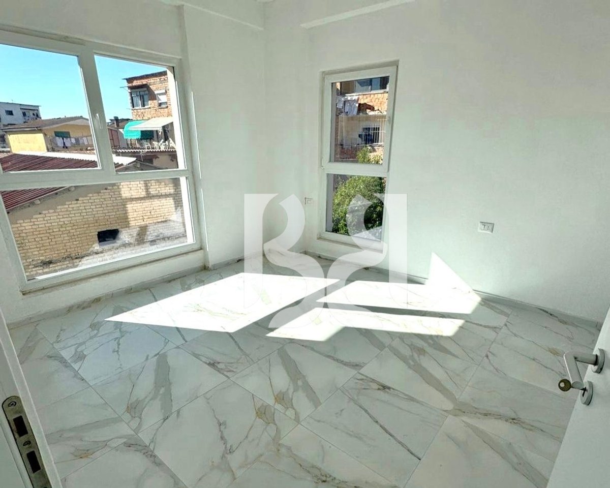 Ambient Biznesi me Qira në Kompleksin Aura | Rruga Dritan Hoxha | 69.5 m² | Kati 1 | Parkim *