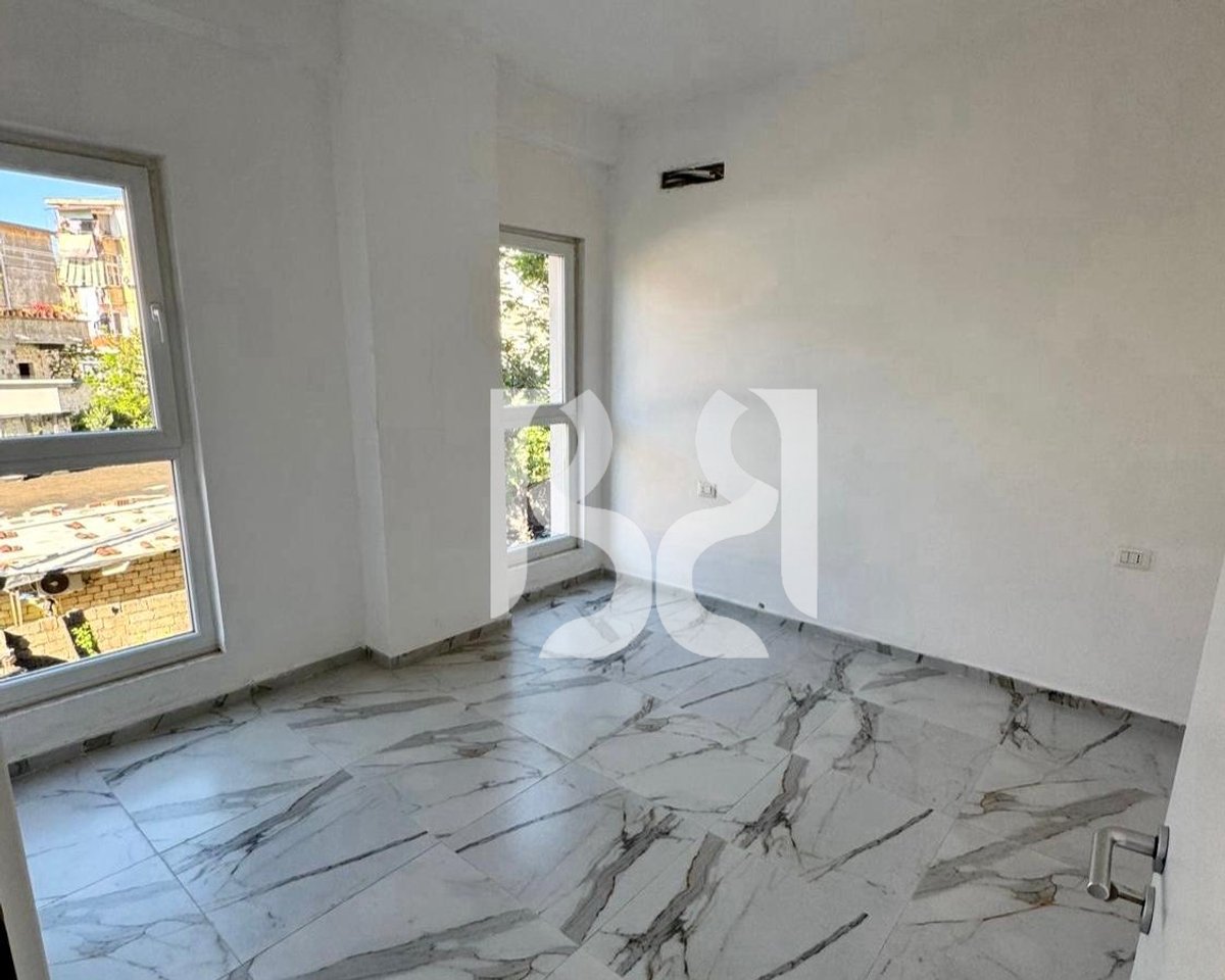 Ambient Biznesi me Qira në Kompleksin Aura | Rruga Dritan Hoxha | 69.5 m² | Kati 1 | Parkim *
