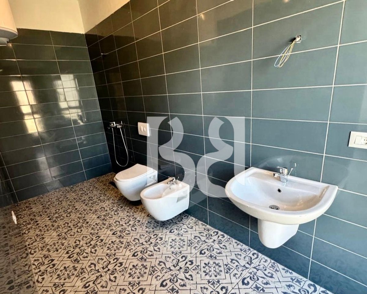 Ambient Biznesi me Qira në Kompleksin Aura | Rruga Dritan Hoxha | 69.5 m² | Kati 1 | Parkim *