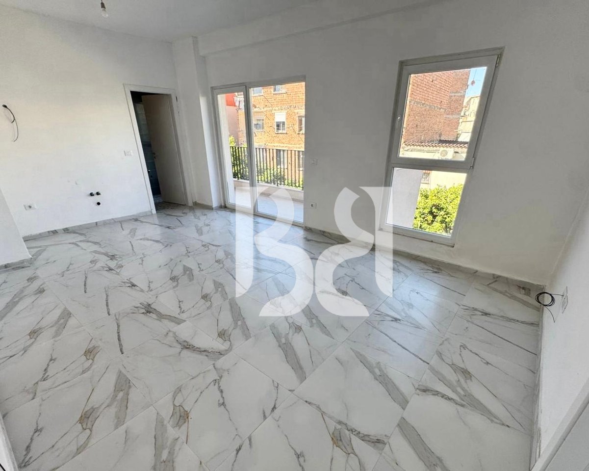 Ambient Biznesi me Qira në Kompleksin Aura | Rruga Dritan Hoxha | 69.5 m² | Kati 1 | Parkim *