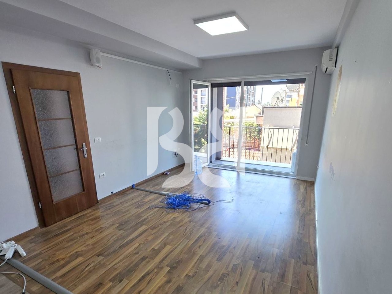 AMBIENT BISNESI ME QIRA 145m2+ 2 POST PARKIMI TEK RRUGA FROSINA PLAKU PRANE UNAZES