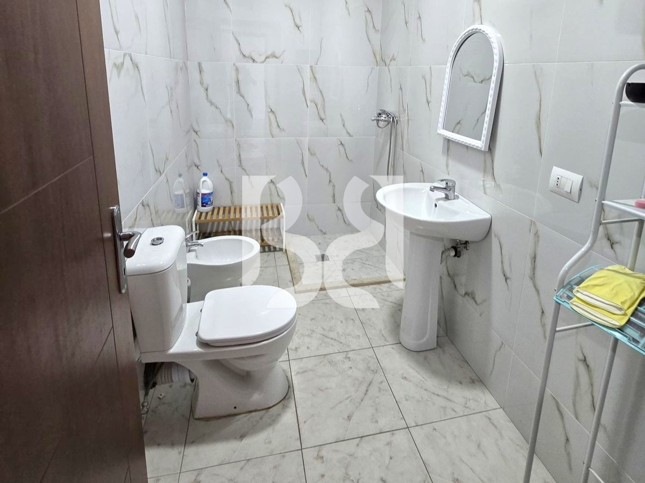 AMBIENT BISNESI ME QIRA 145m2+ 2 POST PARKIMI TEK RRUGA FROSINA PLAKU PRANE UNAZES