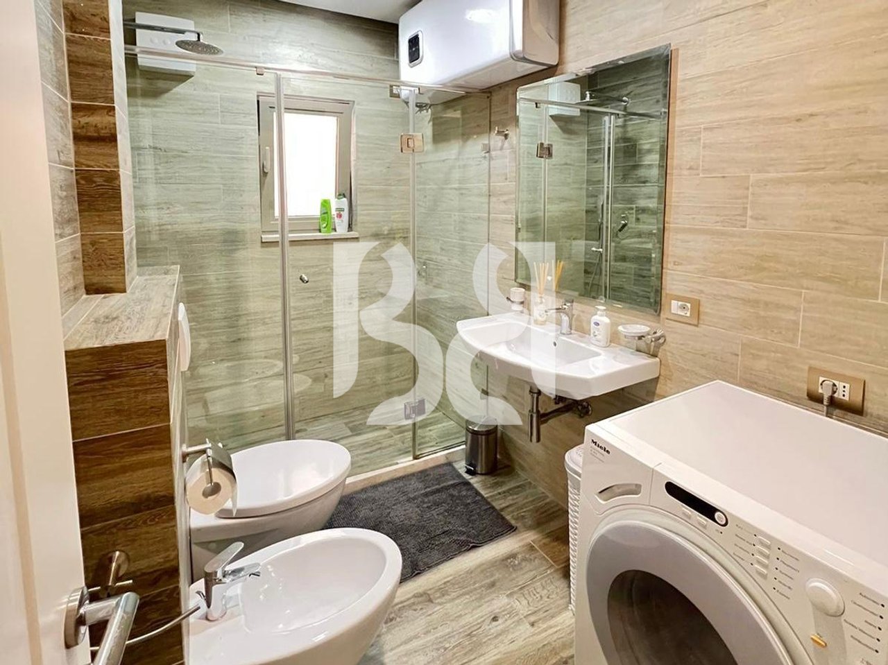 APARTAMENT 2+1 ME QIRA NE QENDER TE TIRANES*