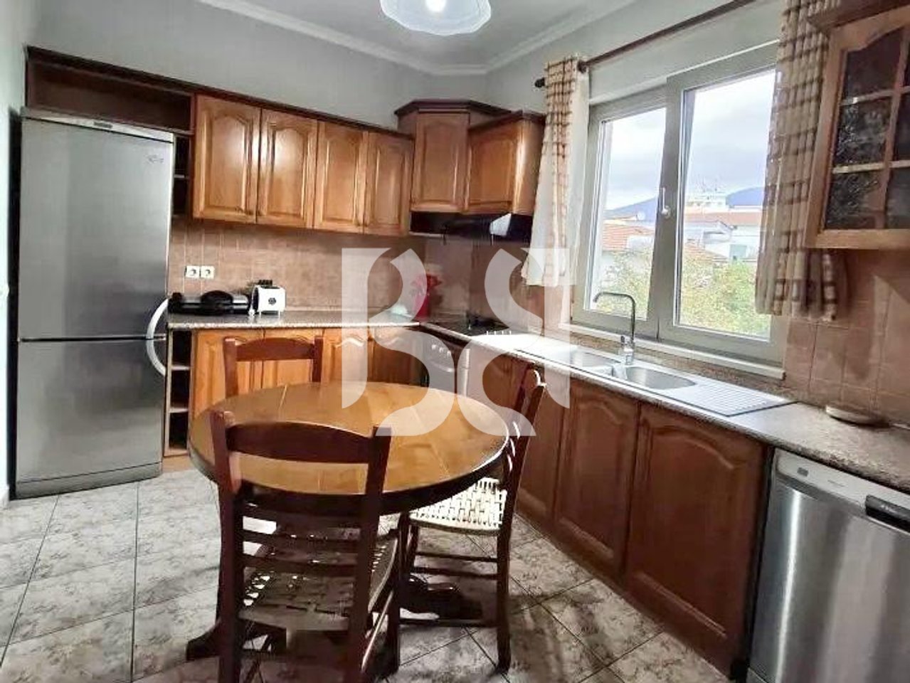 VILE ME QIRA 3+1 PRANE ISH TREGUT ELEKTRIK 900 EURO*