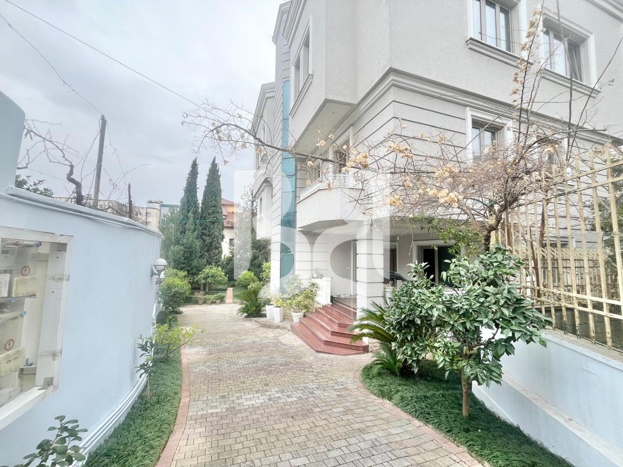 JEPET ME QIRA PJESE VILE 3+1+2 ME POST PARKIMI PRANE  ISH TREGUT ELEKTRIK*