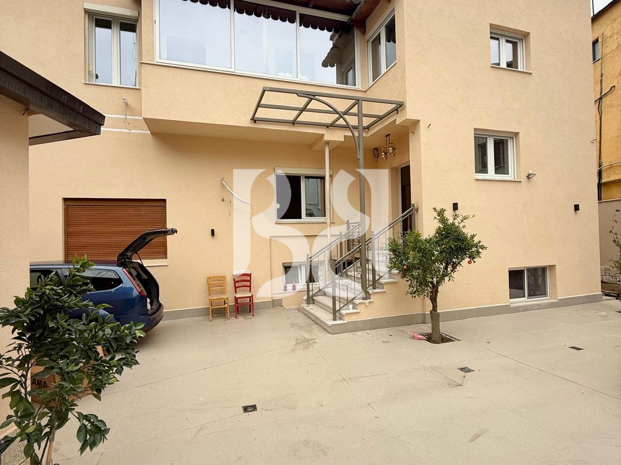 Vilë 2-Katëshe me Qira për Zyra / Klinikë – Rruga Naim Frashëri 4+1 2000€