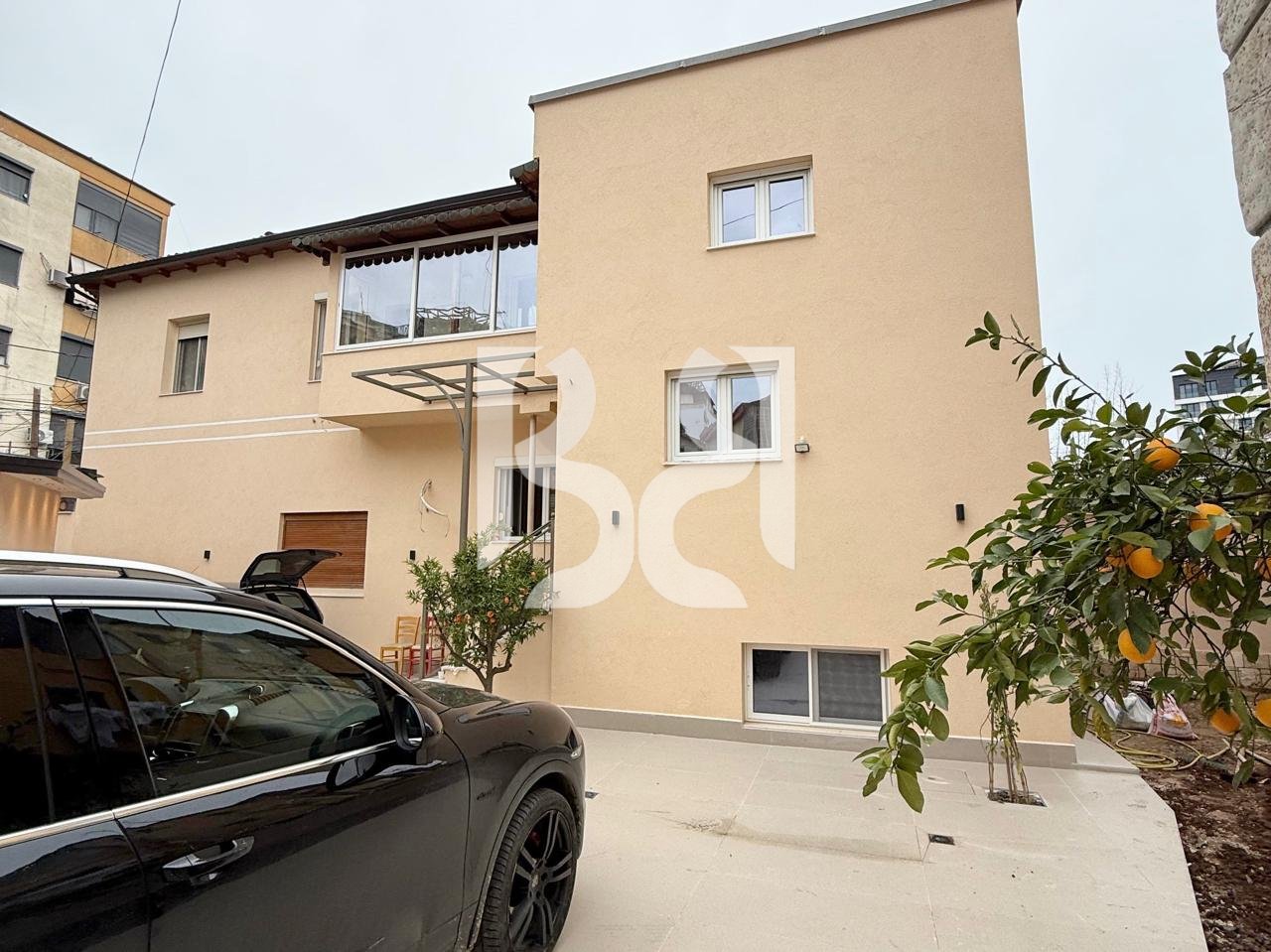 Vilë 2-Katëshe me Qira për Zyra / Klinikë – Rruga Naim Frashëri 4+1 2000€