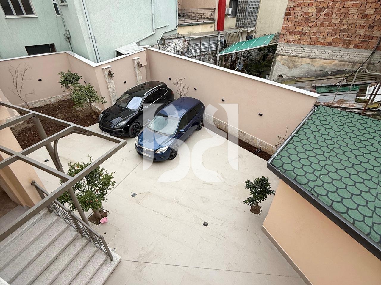 Vilë 2-Katëshe me Qira për Zyra / Klinikë – Rruga Naim Frashëri 4+1 2000€