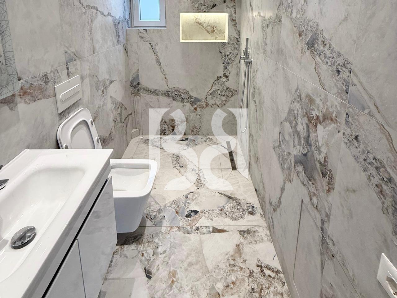 Vilë 2-Katëshe me Qira për Zyra / Klinikë – Rruga Naim Frashëri 4+1 2000€