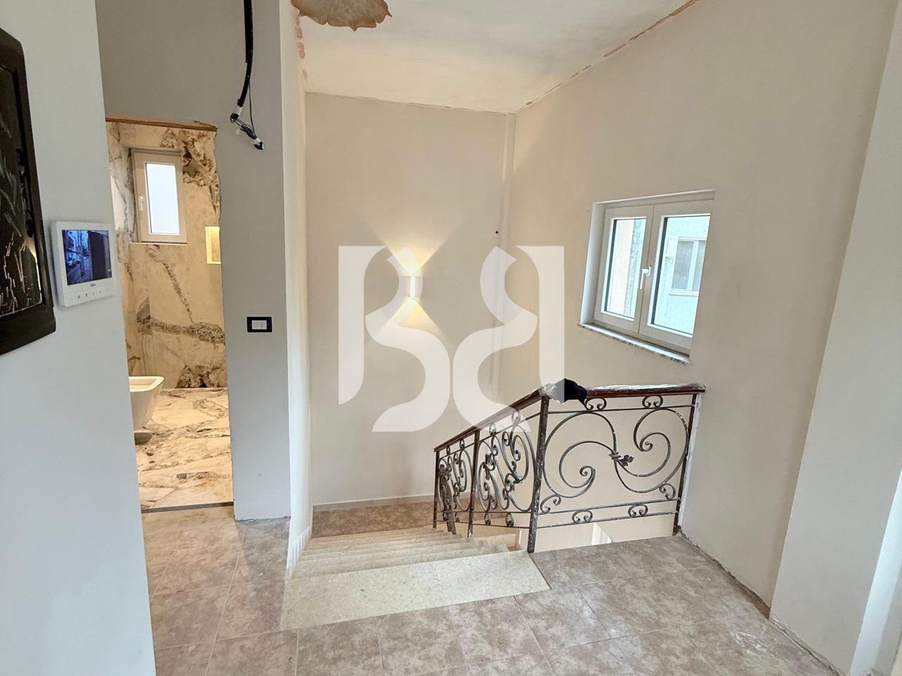 Vilë 2-Katëshe me Qira për Zyra / Klinikë – Rruga Naim Frashëri 4+1 2000€