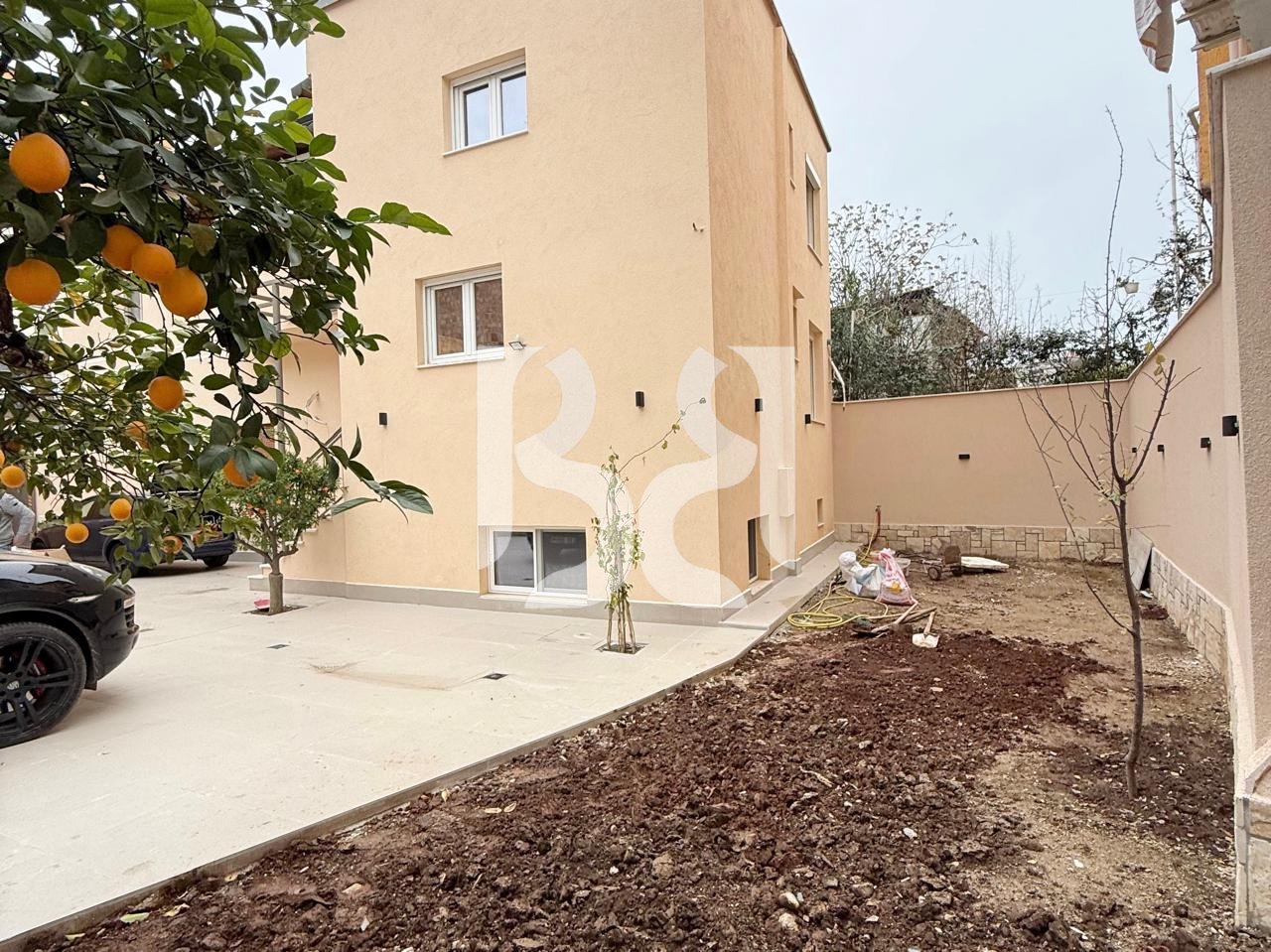 Vilë 2-Katëshe me Qira për Zyra / Klinikë – Rruga Naim Frashëri 4+1 2000€