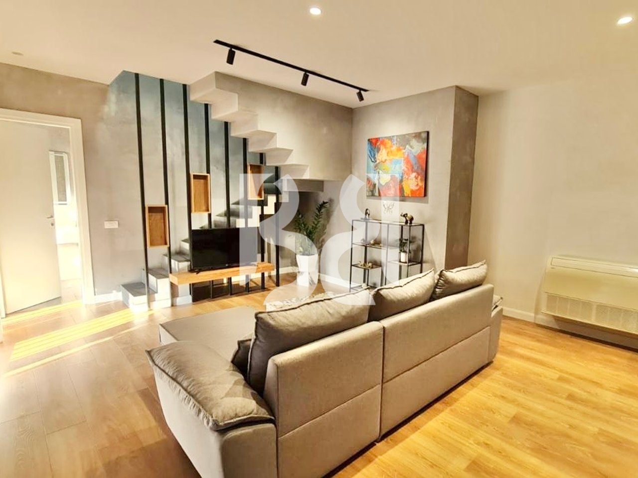 Modern 2+1 apartment with 2 bathrooms for rent on Barrikadave Street - 2 extra parking spaces