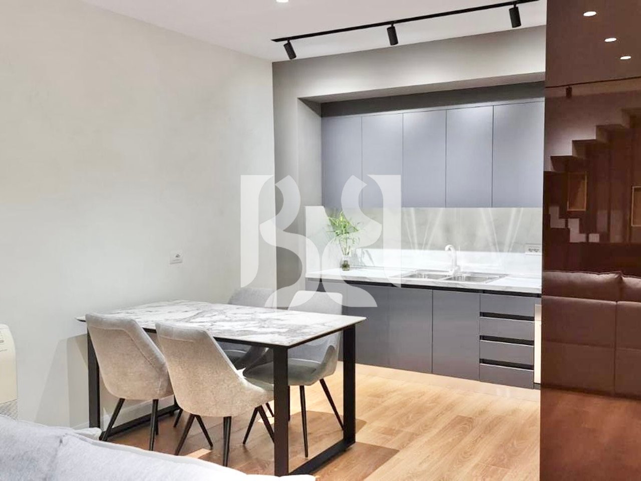 Modern 2+1 apartment with 2 bathrooms for rent on Barrikadave Street - 2 extra parking spaces