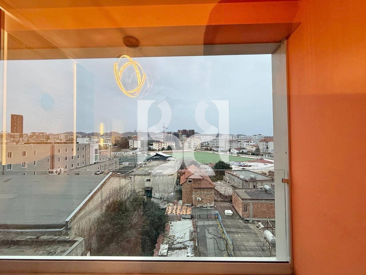 APARTAMENT ME QIRA 3+1+2  ME POST PARKIMI FOLEJA E GJELBER