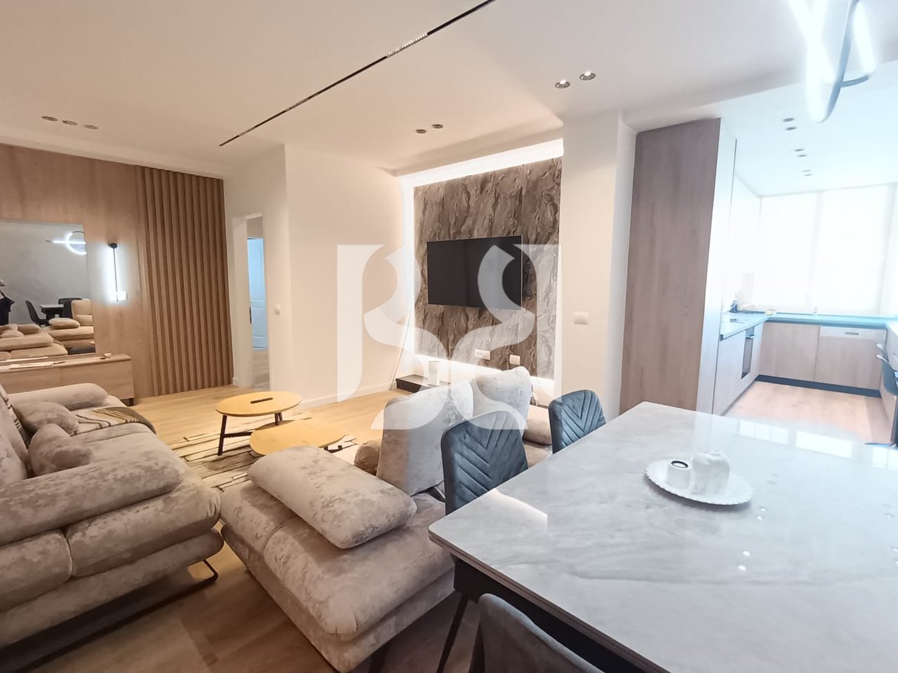 Apartament 3+1 Per Qera 📍 Rruga e Kavajës,kisha katolike