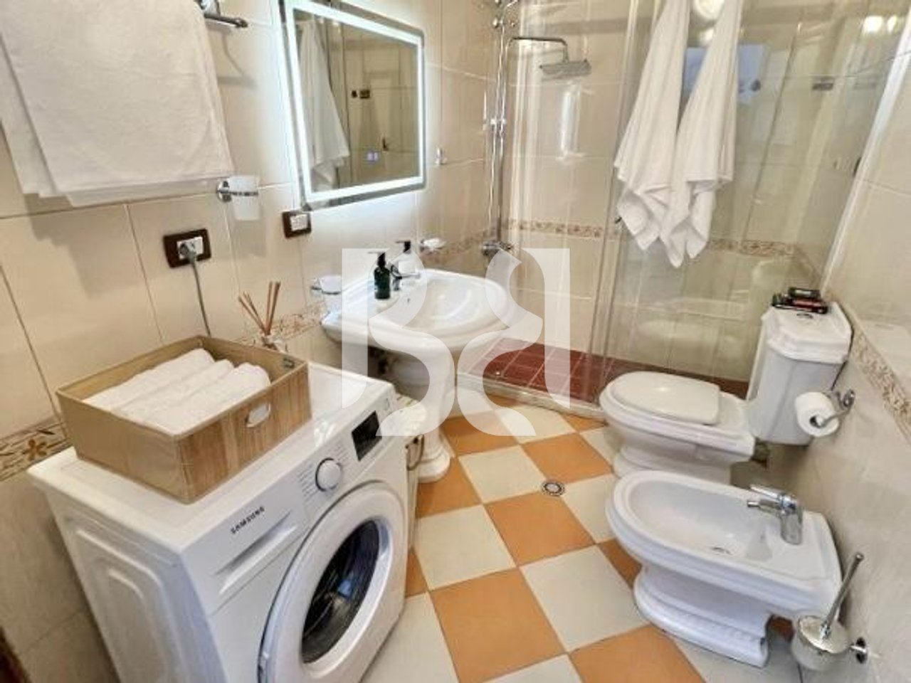 APARTAMENT  2+1 ME QIRA TE RRUGA E DIBRES*