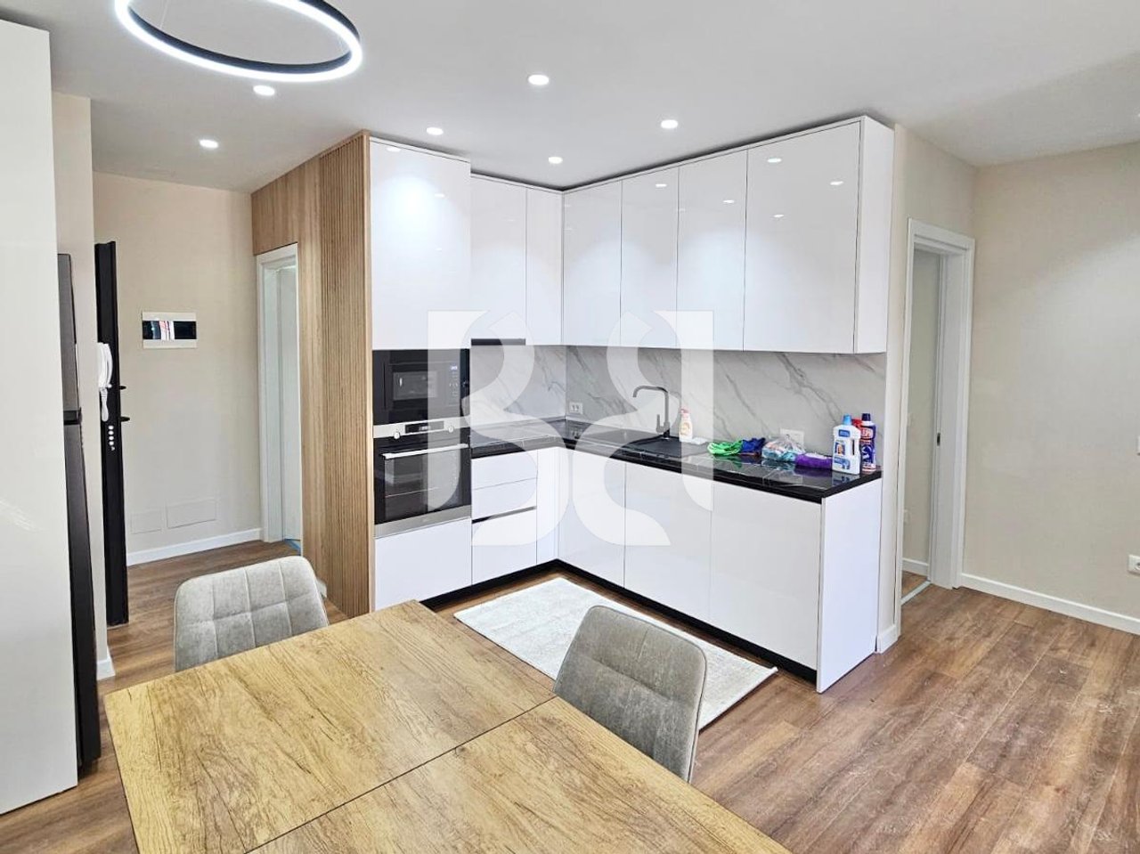 APARTAMENT ME QIRA  2+1+2+LAVANDERI ME POST PARKIMI  ISH FUSHA E AVIACIONIT