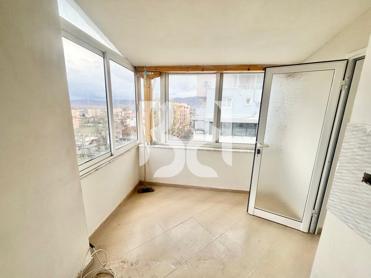 SHTIET APARTAMENT 1+1+LAVANDERI  RRUGA E VILAVE POGRADEC*