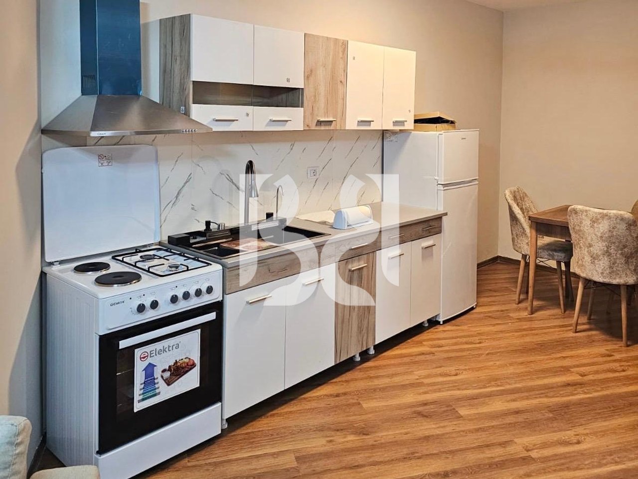 APARTAMENT ME QIRA 1+1 ISH FUSHA E AVIACIONIT 520€