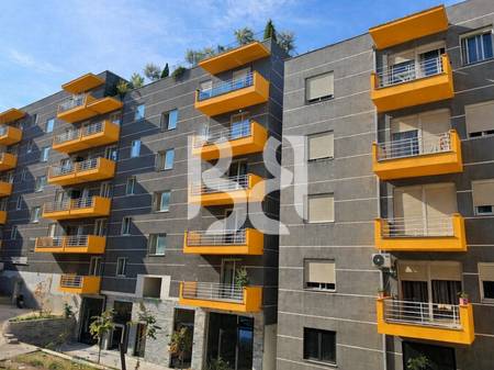 APARTAMENT 1+1 NË SHITJE NË REZIDENCËN TOM DOSHI, SHKOZË, TIRANË.