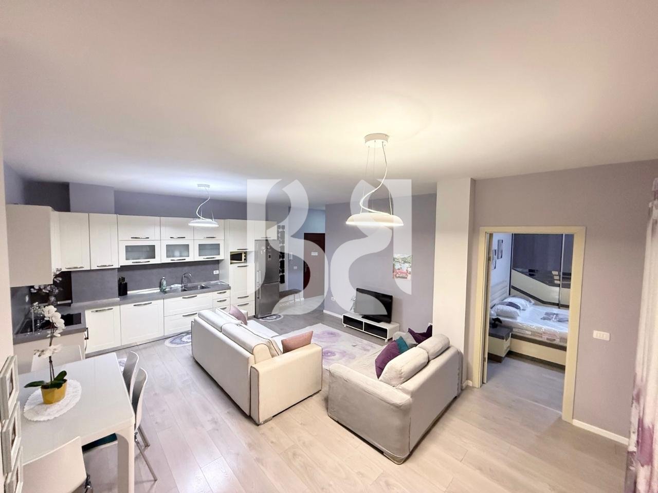 JEPET ME QIRA APARTAMENT 1+1 TEK STACIONI TRENIT 620€ *
