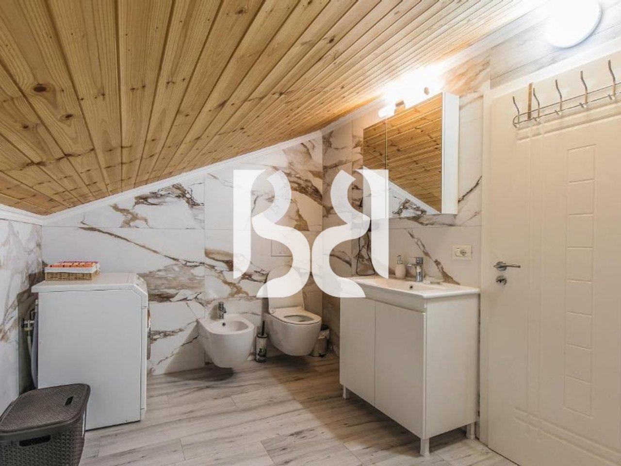 Jepet Apartament me Qira 2+1 | Rruga e Dibrës | Kati 4 | 600€ Neto