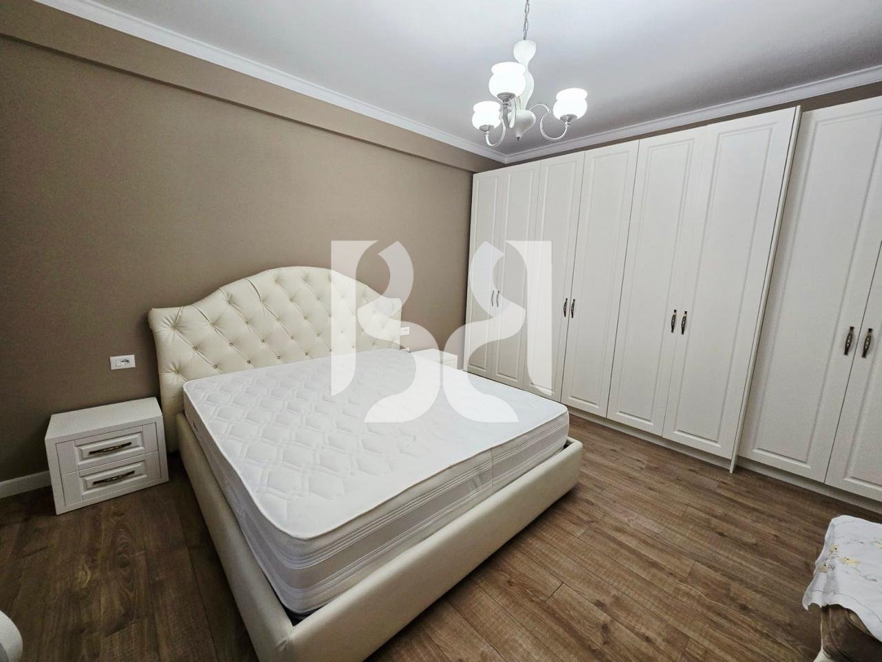 Jepet me qira apartament 3+1+2 me depo, pranë Liqenit Artificial.