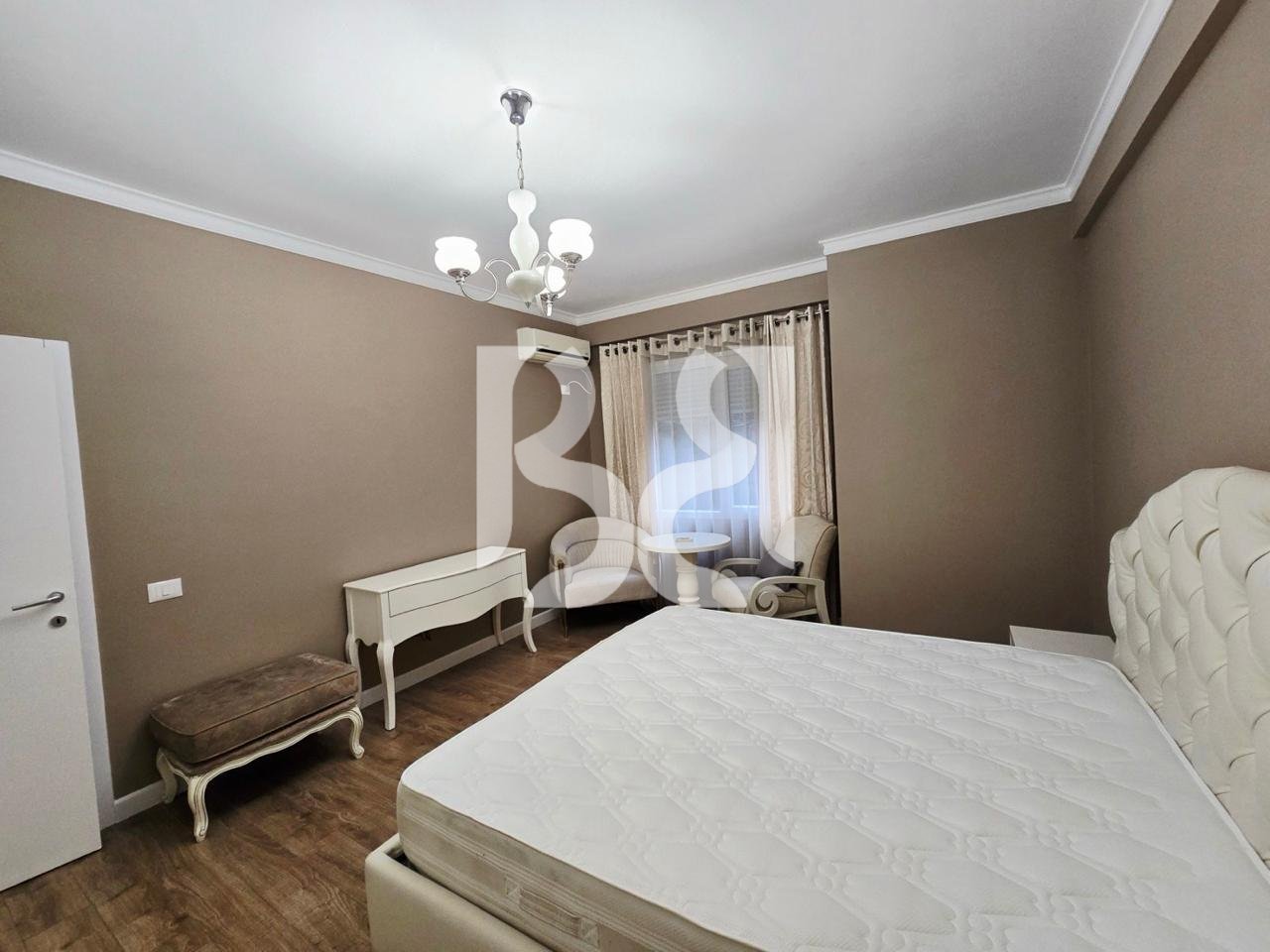 Jepet me qira apartament 3+1+2 me depo, pranë Liqenit Artificial.