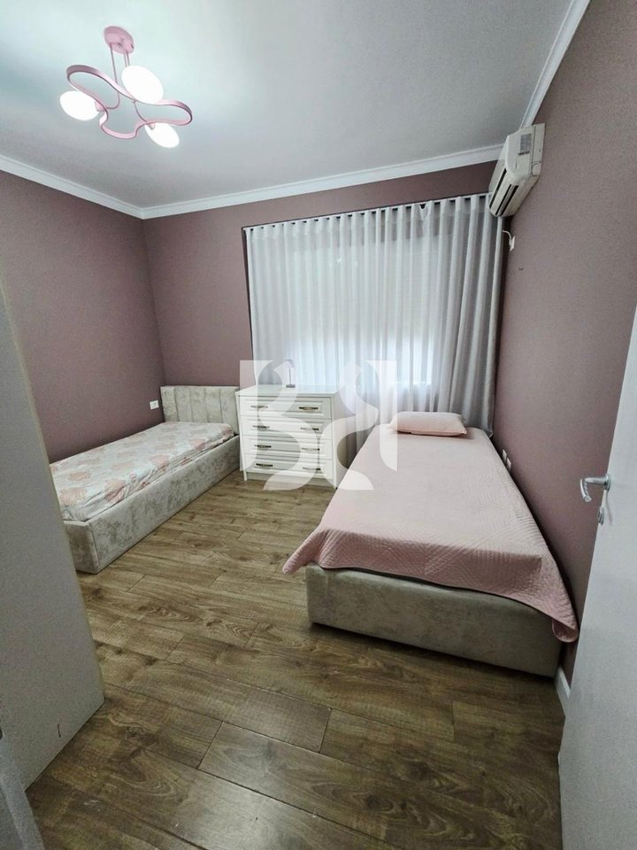 Jepet me qira apartament 3+1+2 me depo, pranë Liqenit Artificial.