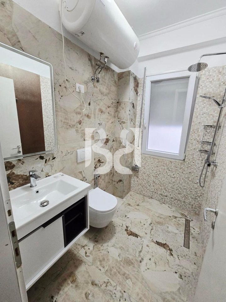 Jepet me qira apartament 3+1+2 me depo, pranë Liqenit Artificial.