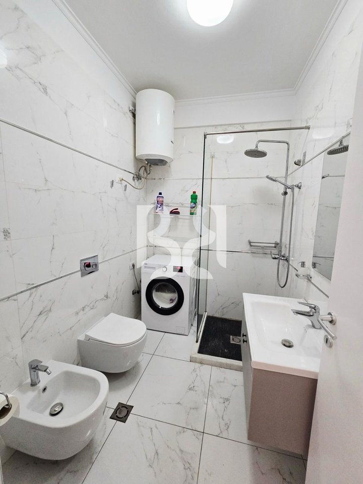 Jepet me qira apartament 3+1+2 me depo, pranë Liqenit Artificial.