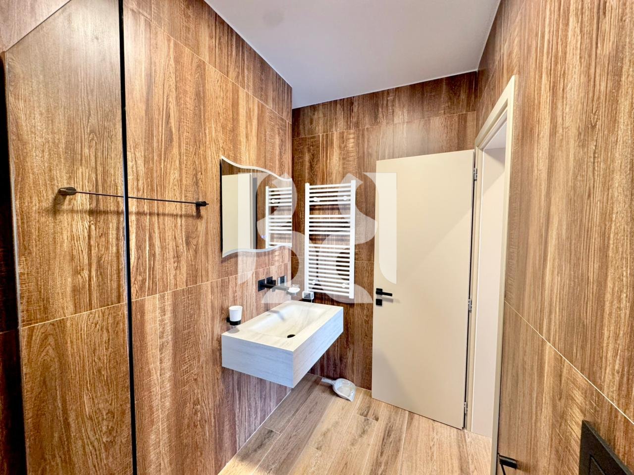 APARTAMENT  2+1+2 + PARKING ME QIRA PRANE LIQENIT TE FARKES REZIDENCA LAKELAND*