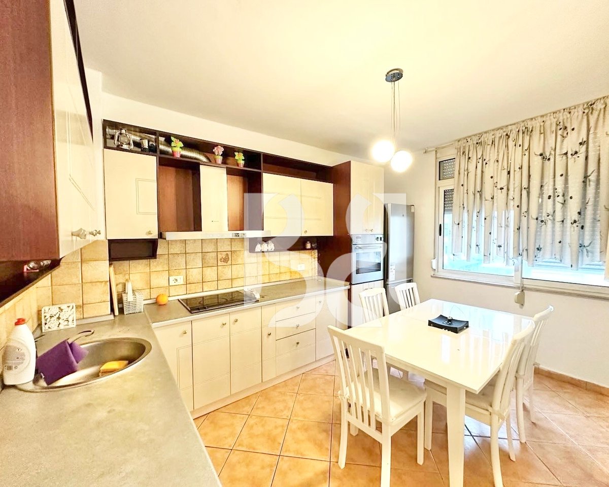 APARTAMENT ME QERA 2+1 TE ISH EKZPOZITA