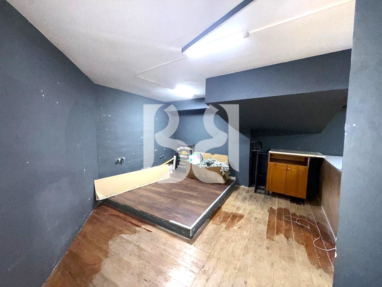 LOCALE COMMERCIALE IN AFFITTO A ASTIR 900EURO *