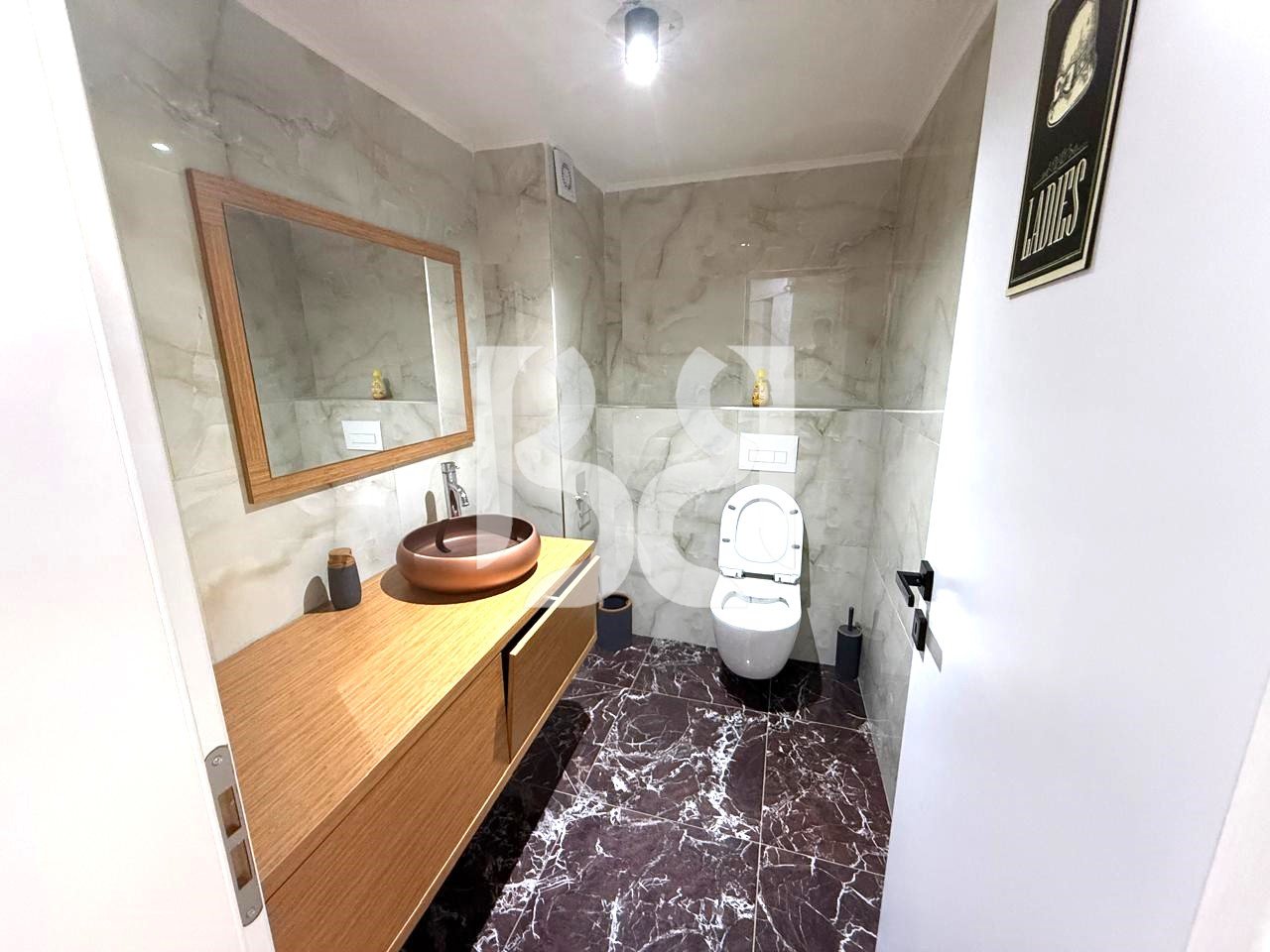 LOCALE COMMERCIALE IN AFFITTO A ASTIR 900EURO *