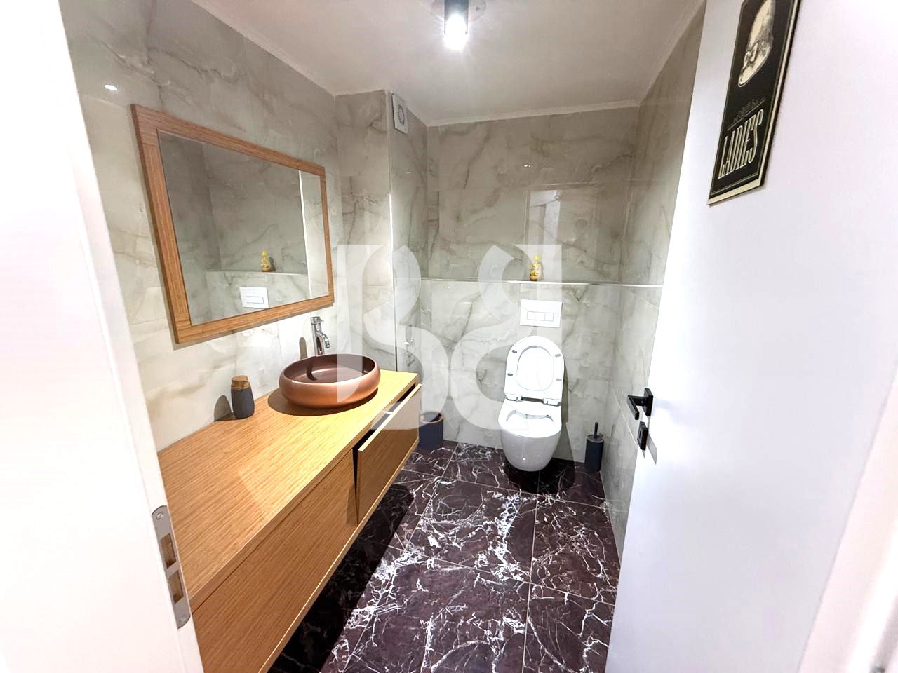 LOCALE COMMERCIALE IN AFFITTO A ASTIR 900EURO *