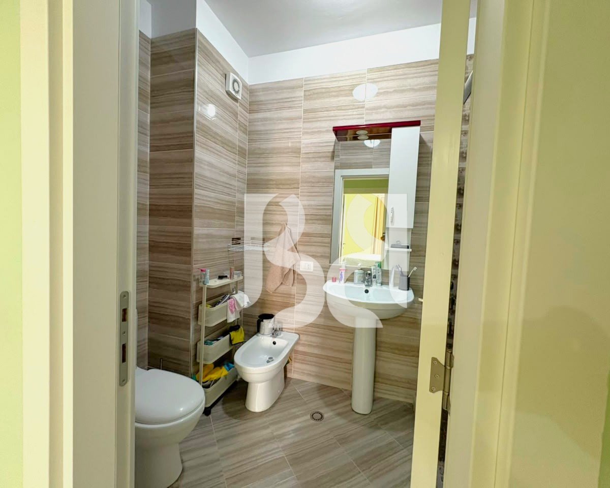 APARTAMENT 1+1 ME QERA PERBALLE TOPTANI CENTER 700 EURO