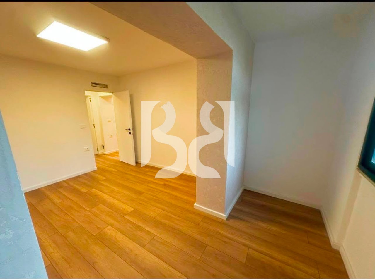 Locale per Uffici o Clinica in Affitto vicino al Nuovo Maternità, Tirana | 78 m² | Piano 1 | Rinnovato
